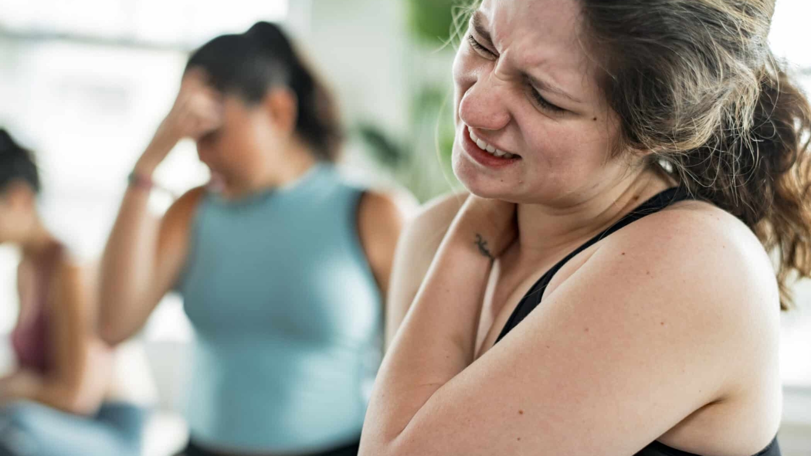 Woman having problems with her shoulder
