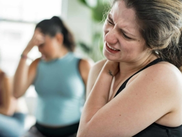 Woman having problems with her shoulder
