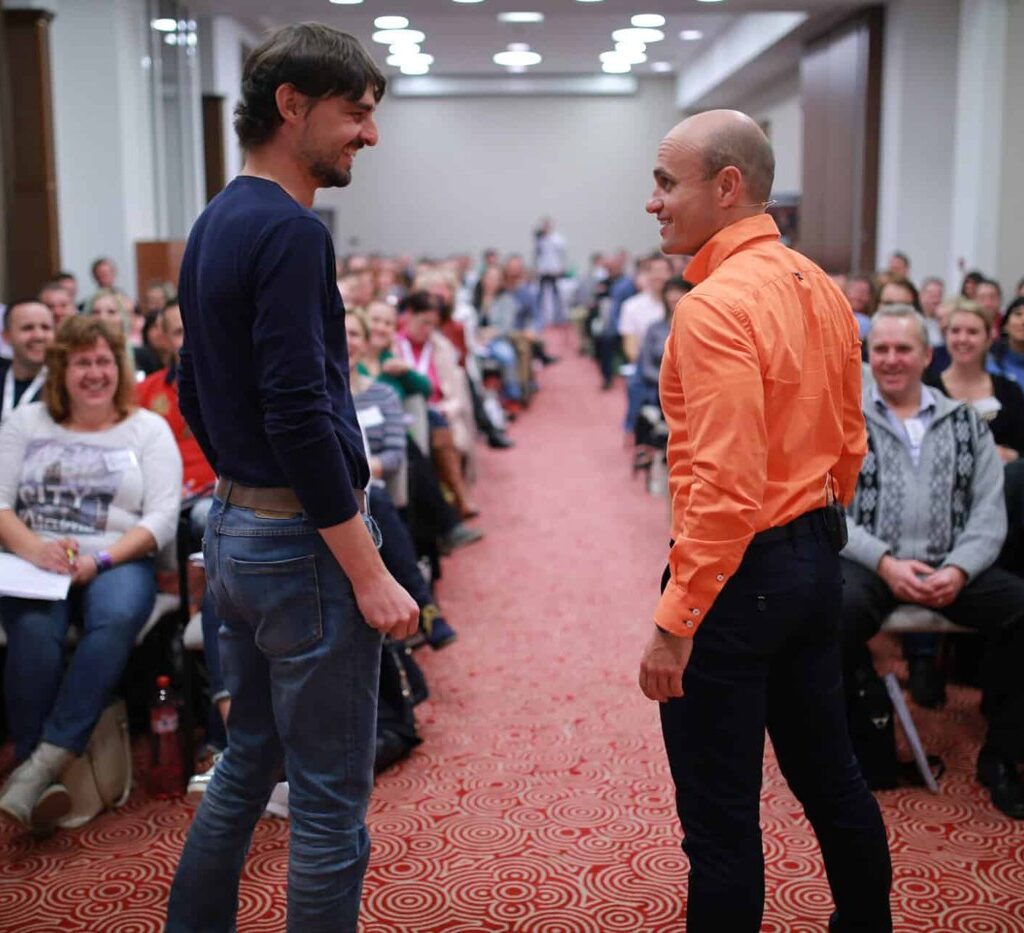 Andy Winson pri rozhovore s účastníkom tréningu Majster komunikácie