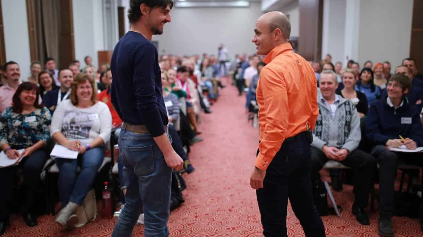 Andy Winson pri rozhovore s účastníkom tréningu Majster komunikácie