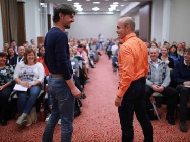 Andy Winson pri rozhovore s účastníkom tréningu Majster komunikácie