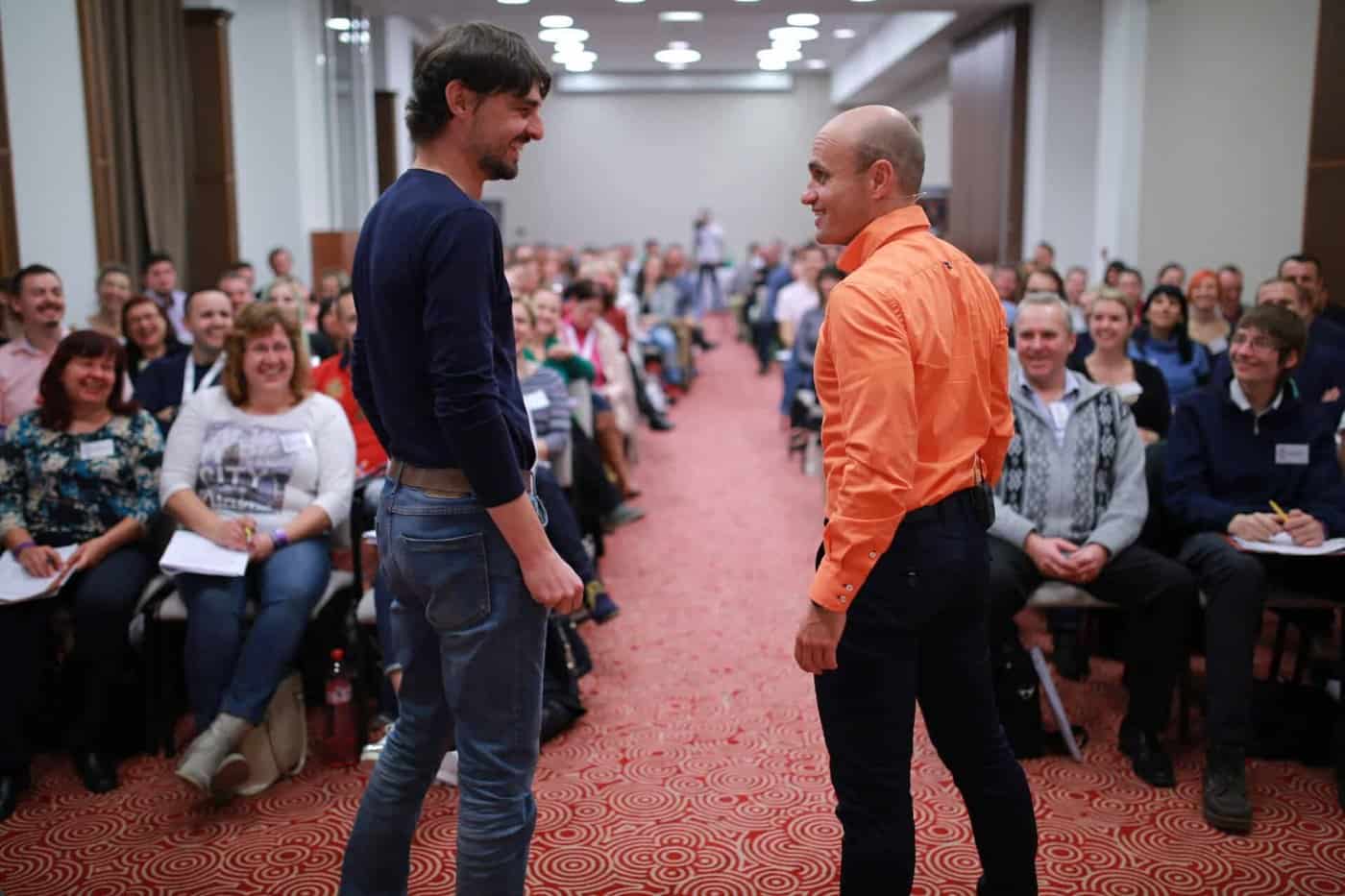 Andy Winson pri rozhovore s účastníkom tréningu Majster komunikácie